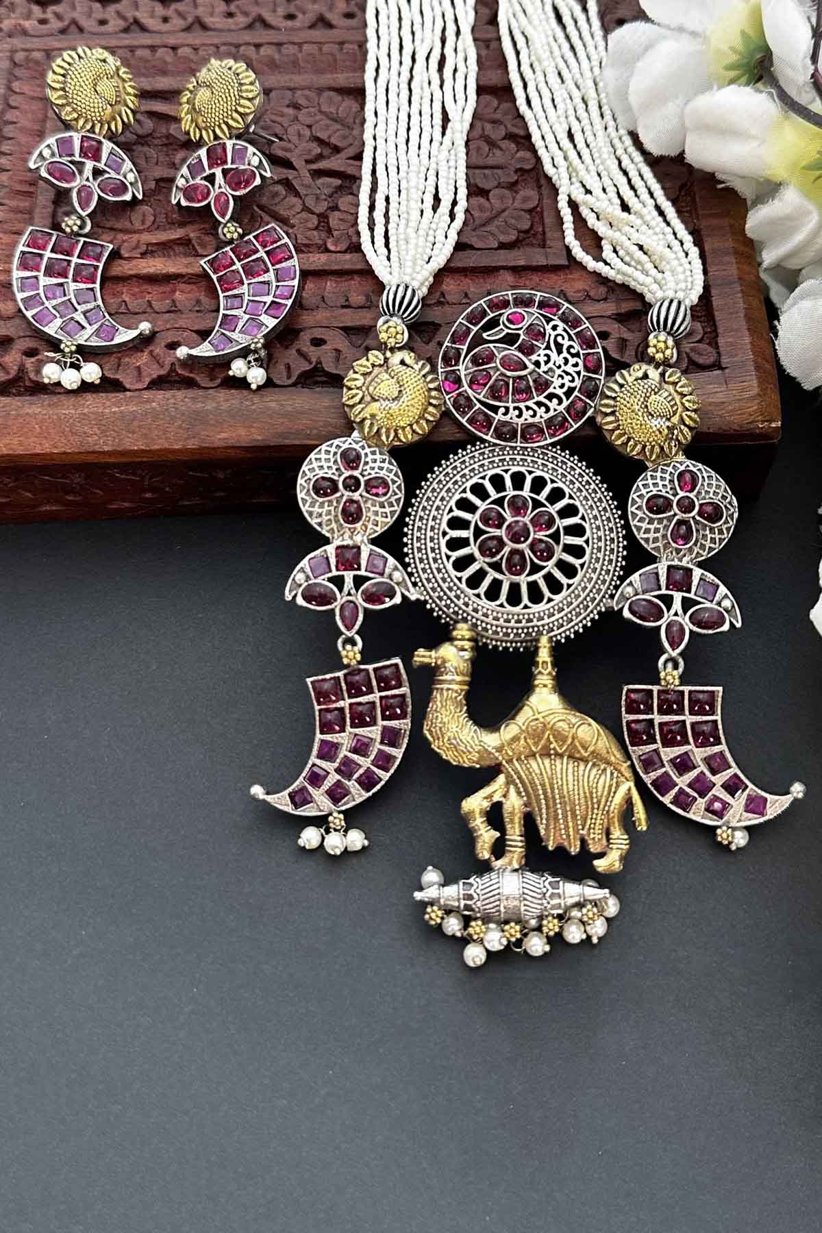 Camel Motif Pearl Necklace Set