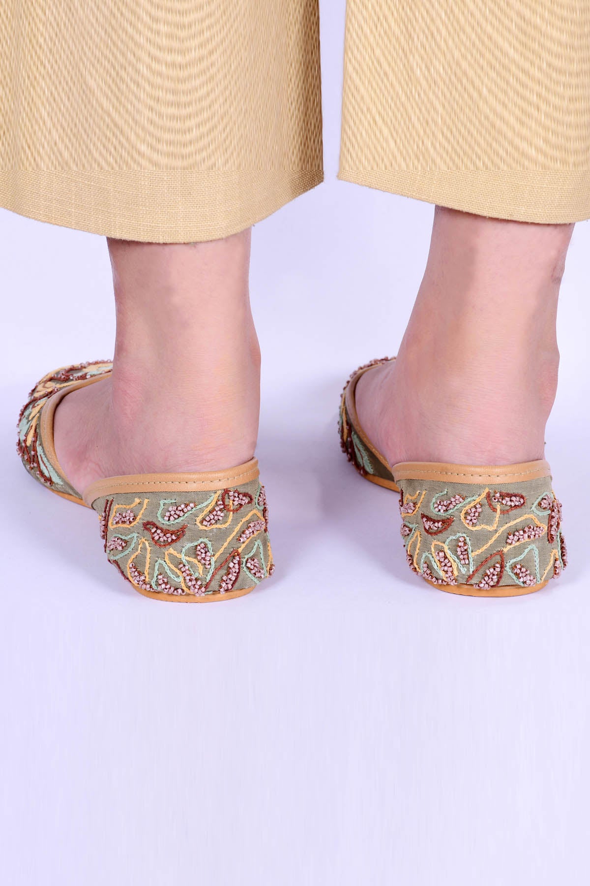 Green Thread Embroidered Jutti