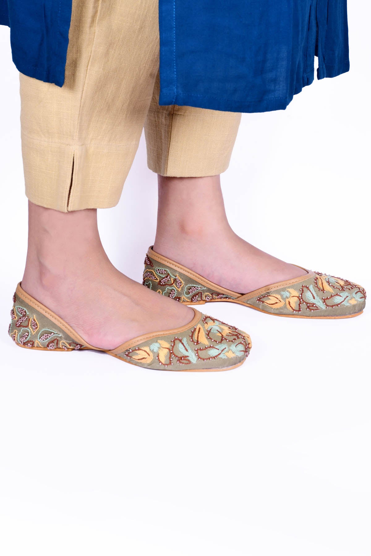 Green Thread Embroidered Jutti