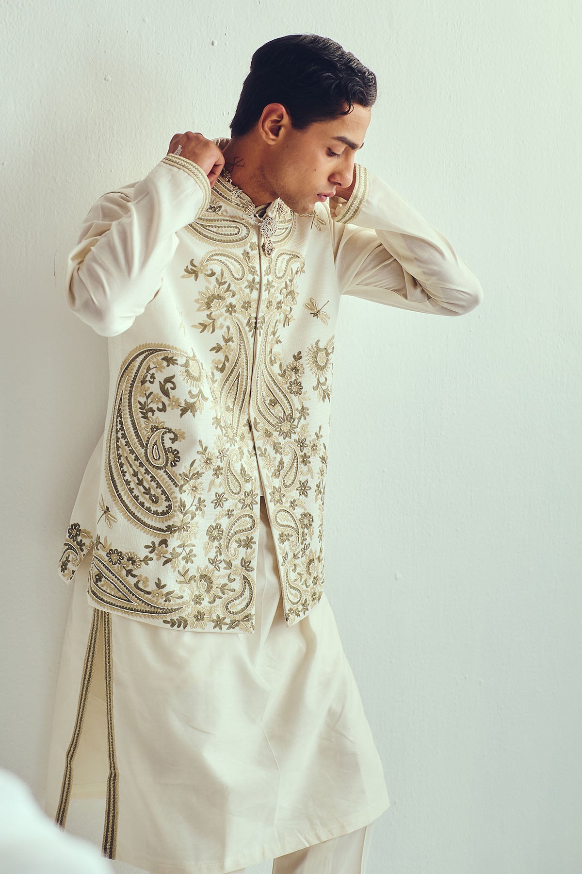 Ivory Aari Embroidered Bundi Set