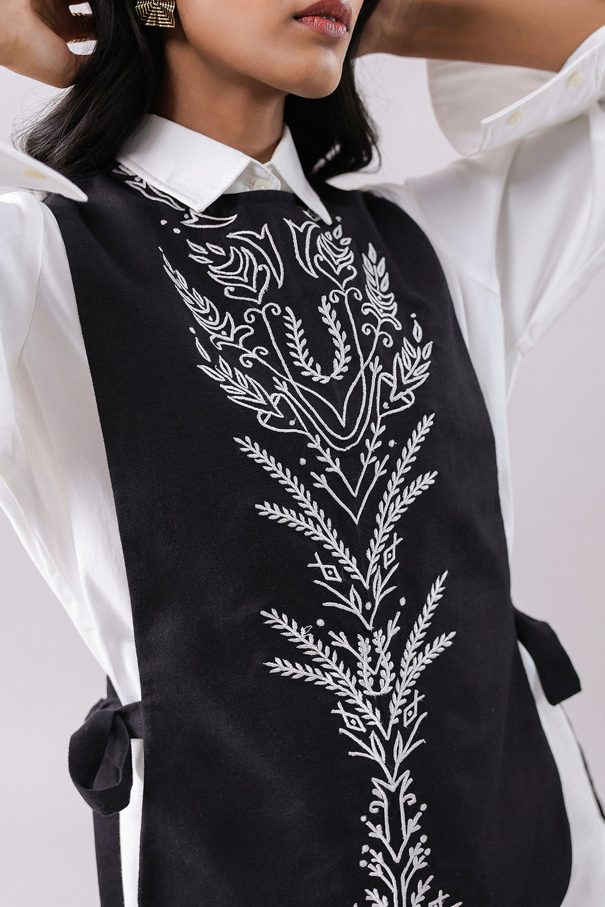 Multicolor Embroidered Bib Set