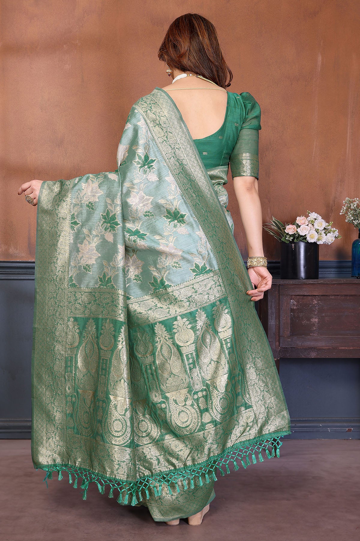 Rama Zari Weaving Tassel Saree