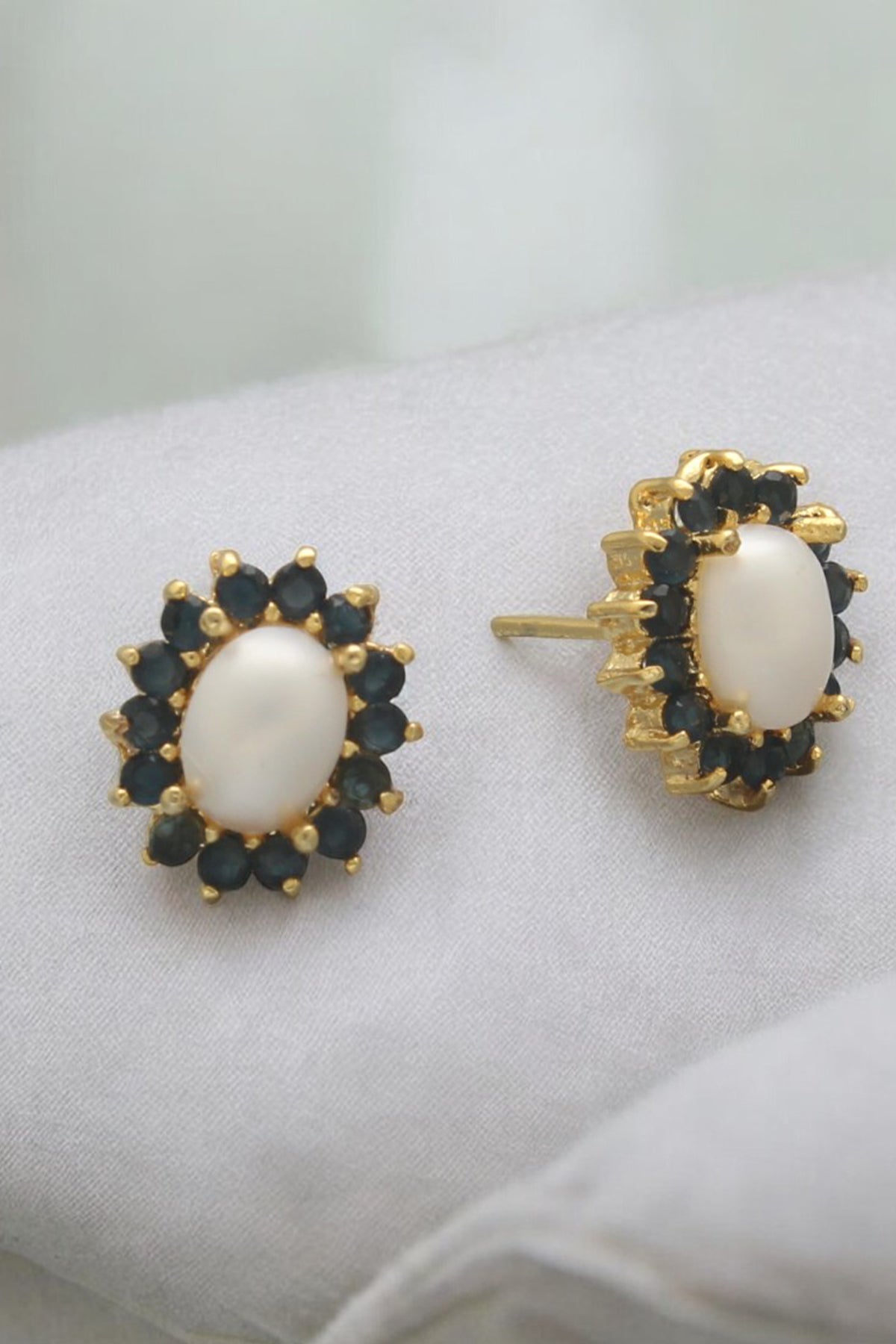 White Alloy Oval Pearl Earring