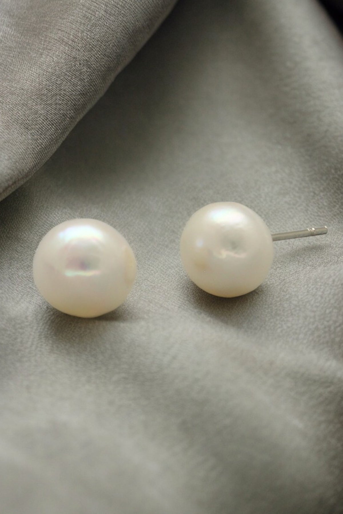 White Alloy Pearl Shape Earring