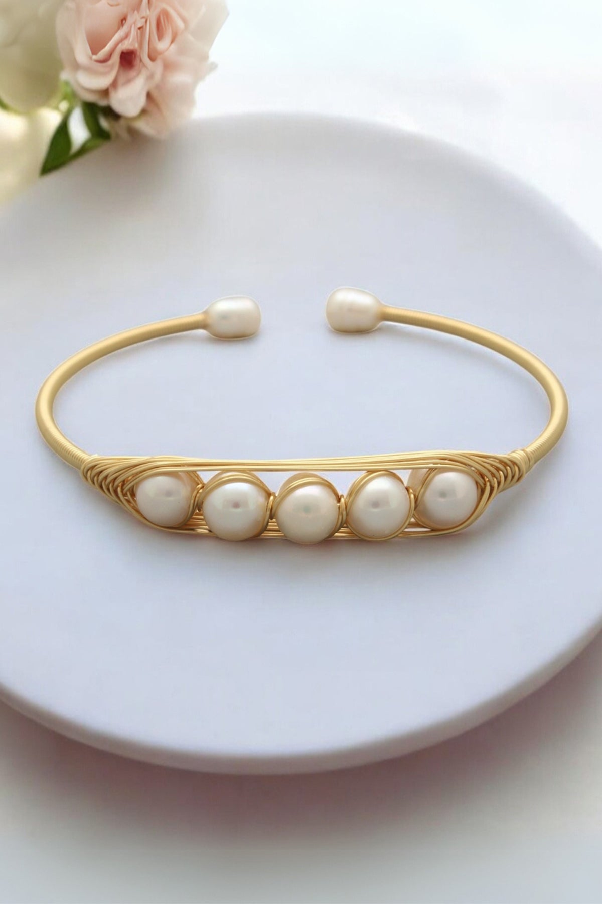 White Five Pearl Round Bracelet